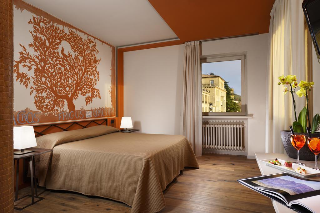 Titano Suites San Marino Quarto foto