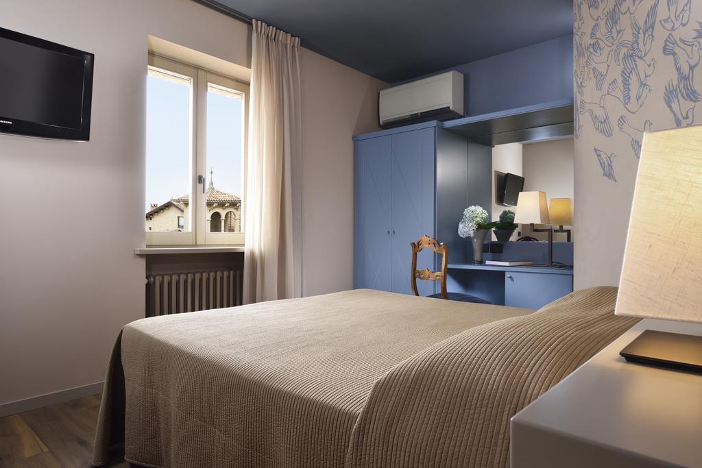 Titano Suites San Marino Quarto foto