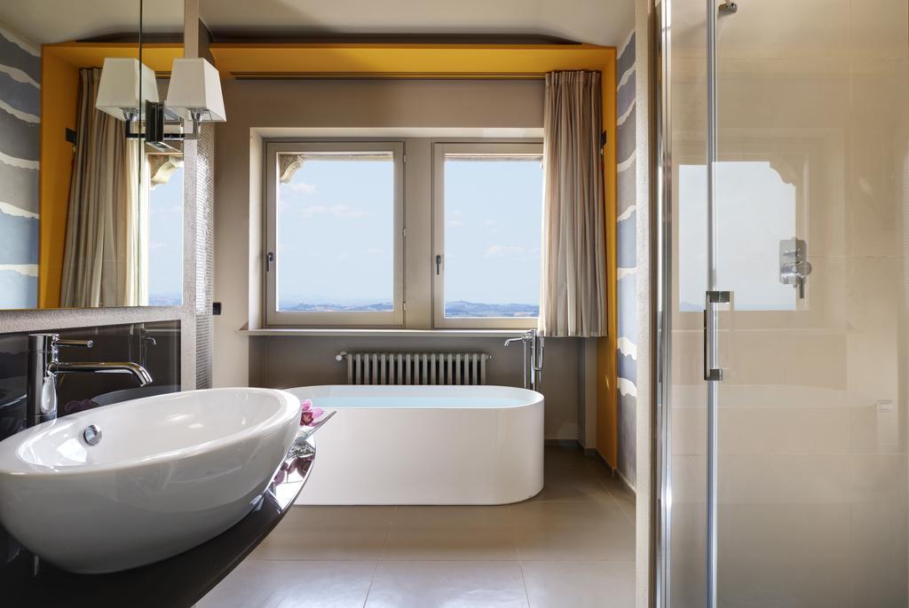 Titano Suites San Marino Quarto foto