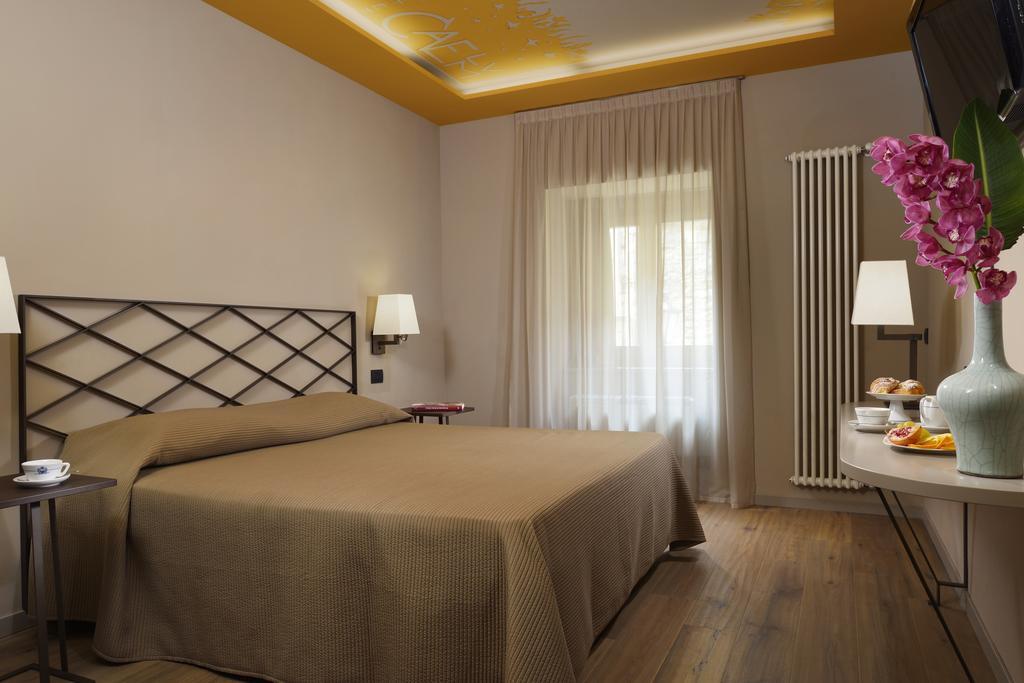 Titano Suites San Marino Quarto foto